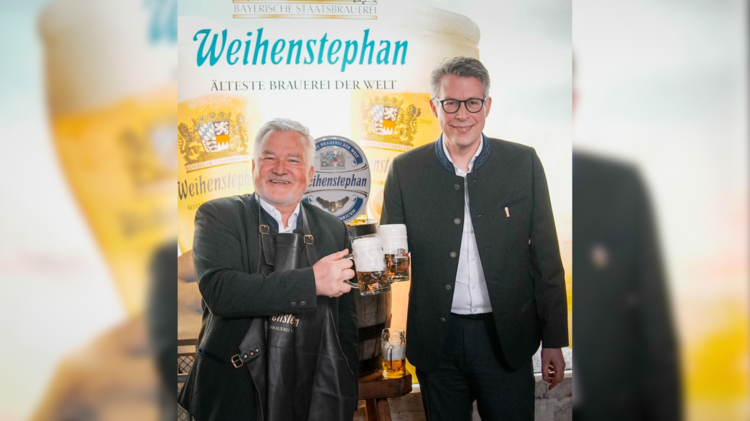 Wissenschaftsminister Blume und Brauereidirektor Dr. Schrädler von der Staatsbrauerei Weihenstephan am Platzl. © Axel König/StMWK | © Wissenschaftsminister Blume und Brauereidirektor Dr. Schrädler von der Staatsbrauerei Weihenstephan am Platzl. © Axel König/StMWK