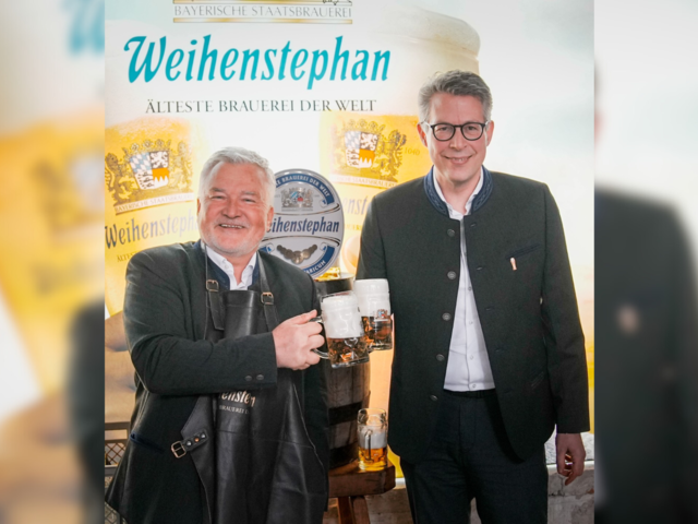 Wissenschaftsminister Blume und Brauereidirektor Dr. Schrädler von der Staatsbrauerei Weihenstephan am Platzl. © Axel König/StMWK | © Wissenschaftsminister Blume und Brauereidirektor Dr. Schrädler von der Staatsbrauerei Weihenstephan am Platzl. © Axel König/StMWK