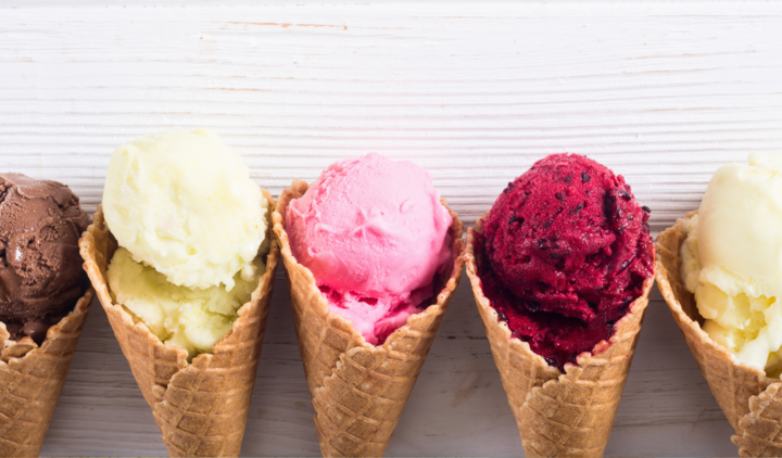 Verschiedene Eis Sorten in Eiswaffeln aneinander gereiht zu sehen. 