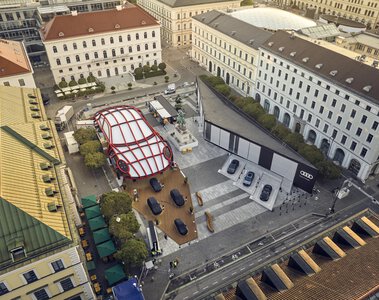 Foto vom IAA Space am Wittelsbacherplatz 2023 von oben mit riesiger Porsche Statue in weiß-rot