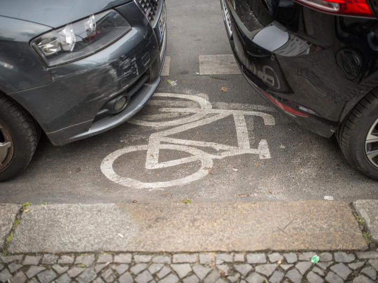 Zugeparkter Fahrradweg | © Alexander Heinl