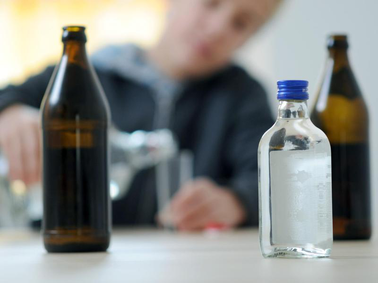 Jugendlicher trinkt Alkohol | © Tobias Hase