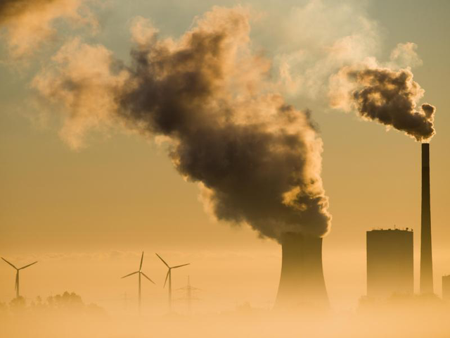 Windräder und Kohlekraftwerk | © Julian Stratenschulte