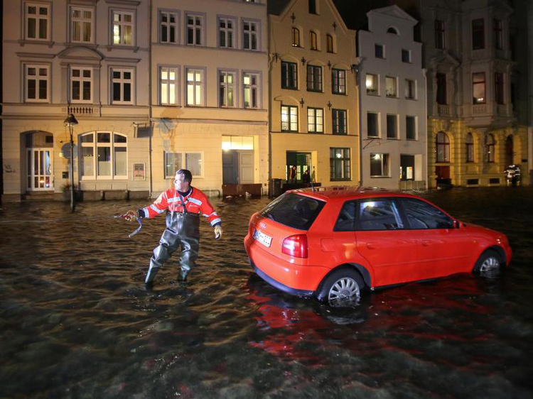 Auto im Hochwasser | © Bodo Marks