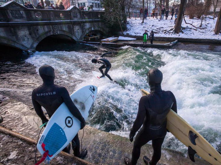 Surfer auf dem Eisbach | © Peter Kneffel