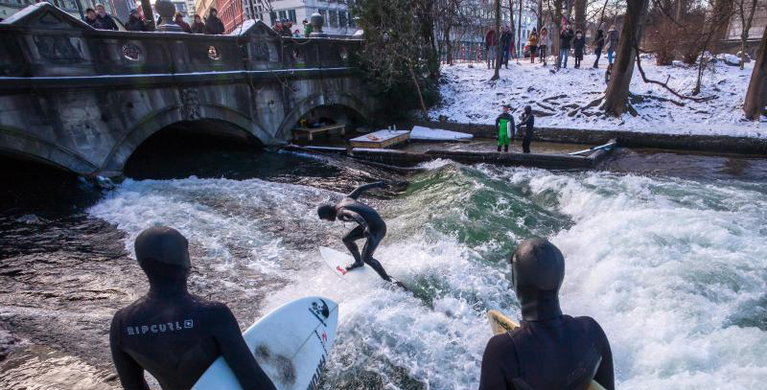 Surfer auf dem Eisbach | © Peter Kneffel