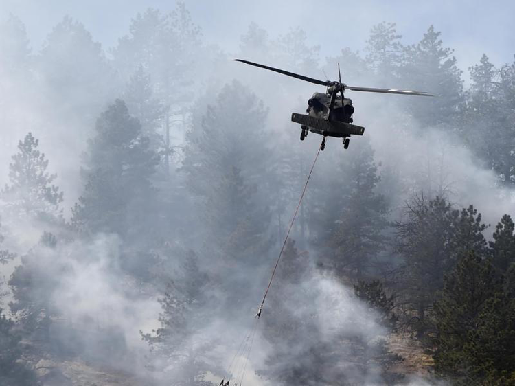 Helikopter löscht | © Jeremy Papasso