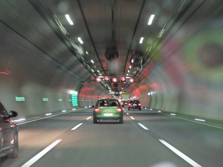 Ein Auto fährt im Münchner Tunnel